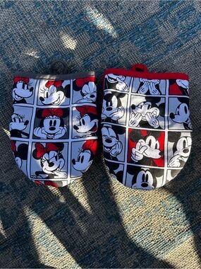 Disney Minnie & Mickey Comic Strip Oven Mitts in Black, White & Red